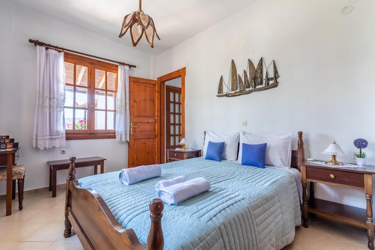 Ourania Apartment Skopelos Town Bagian luar foto